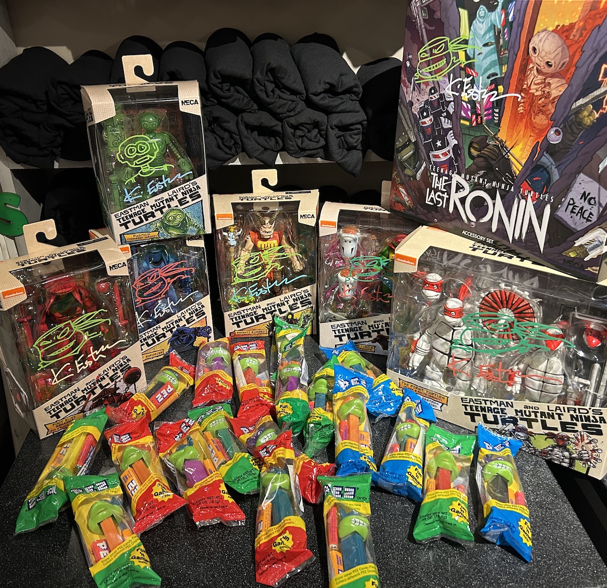 Read more about the article Cowabonus Deals on Signed with a Headsketch NECA Toys – Buy a Kevin Signed NECA and Get a Vintage 1994 PEZ